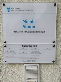 Frau Nicole Simon