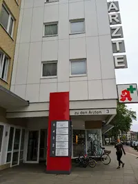 Herr Dr. med. Arne Breest