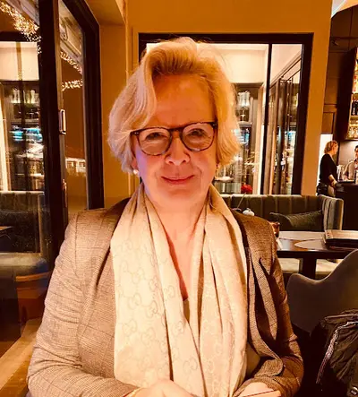 Frau Nicole Lobenberg-Khosravi