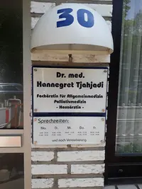 Frau Dr. med. Hannegret Tjahjadi