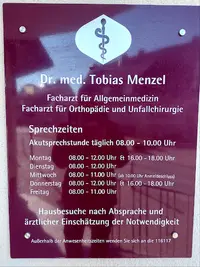 Herr Dr. med. Tobias Menzel
