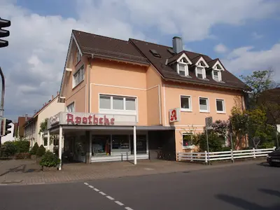 Hausarztpraxis über der Astoria-Apotheke